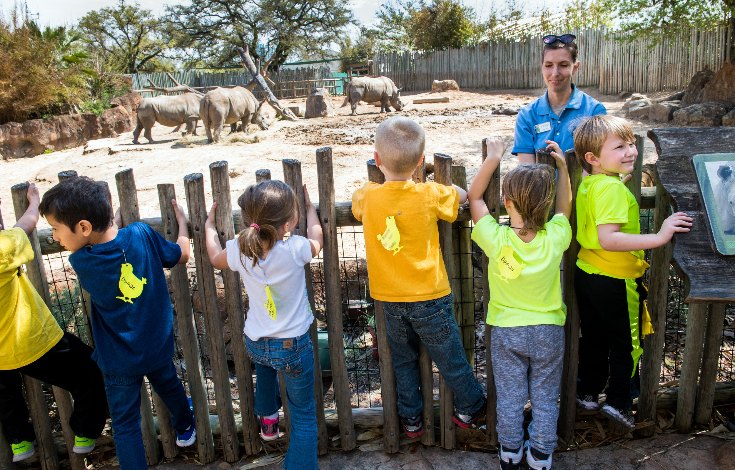 Роль зоопарков. Зоопарк в школе. Школьники в зоопарке. Ученики в зоопарке.
