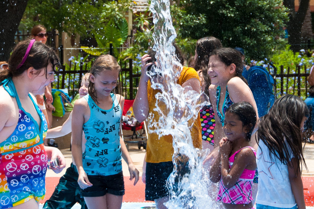 kids playing at water play park on Zoo grounds